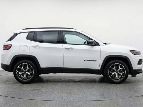 Used 2025 Jeep Compass Limited image 11