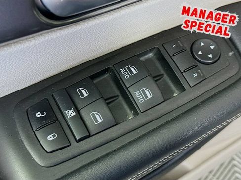 Used 2023 Chrysler Pacifica Touring-L FWD image 19