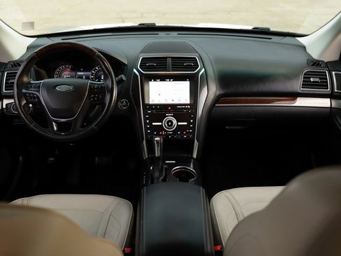 Used 2017 Ford Explorer Platinum image 20