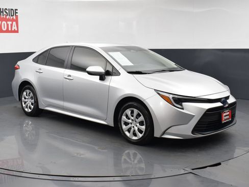 Used 2025 Toyota Corolla LE FWD image 6