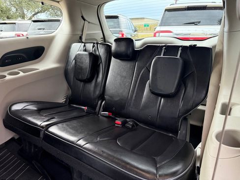 Used 2018 Chrysler Pacifica Limited FWD image 14