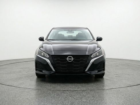 Used 2025 Nissan Altima 2.5 SV FWD image 2