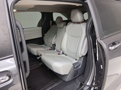 Used 2025 Toyota Sienna XLE w/ XLE Plus Package FWD image 21