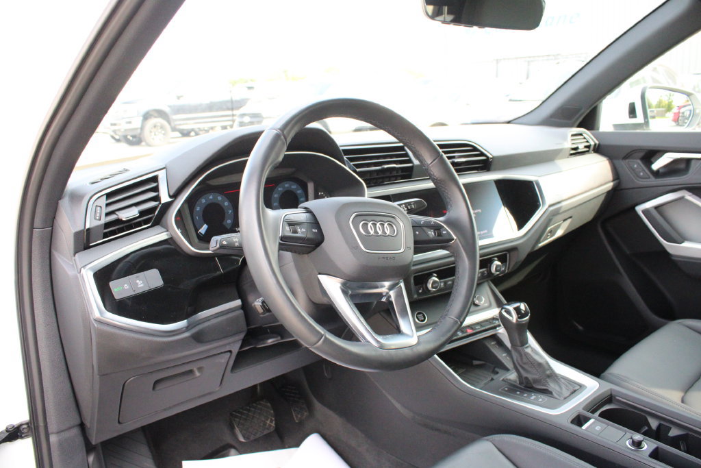 Used 2024 Audi Q3 2.0T Premium w/ Convenience Package AWD/4WD image 2