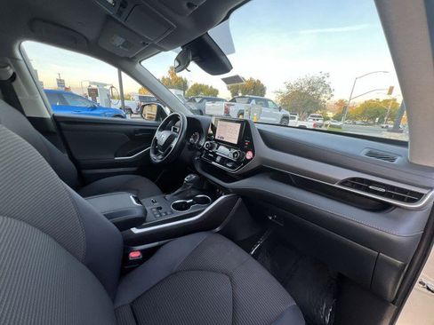 Used 2023 Toyota Highlander LE image 28