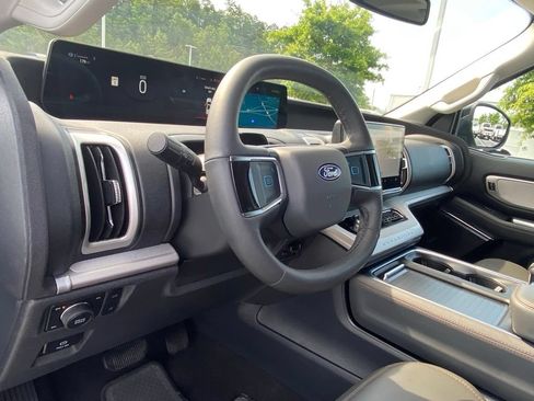 Used 2025 Ford Expedition Active AWD/4WD image 9