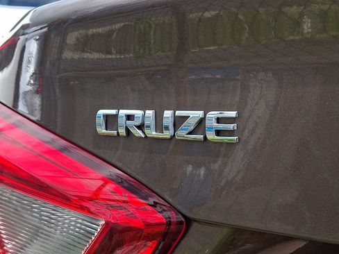 Used 2019 Chevrolet Cruze LT w/ Convenience Package FWD image 10