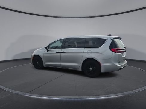 Used 2024 Chrysler Pacifica Touring-L FWD image 6