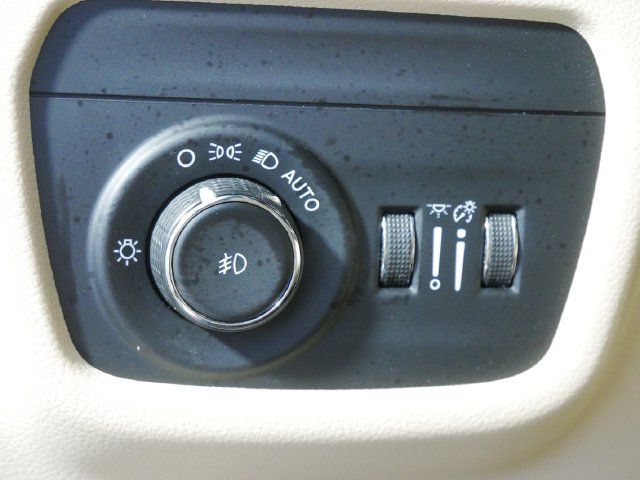 Used 2023 Jeep Grand Cherokee Limited w/ Luxury Tech Group II AWD/4WD image 24