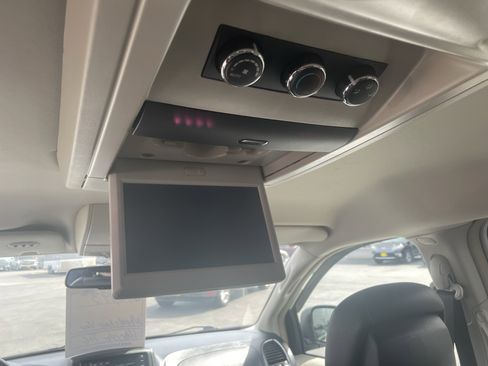 Used 2016 Chrysler Town & Country Touring image 26