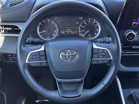 Used 2024 Toyota Highlander LE image 11