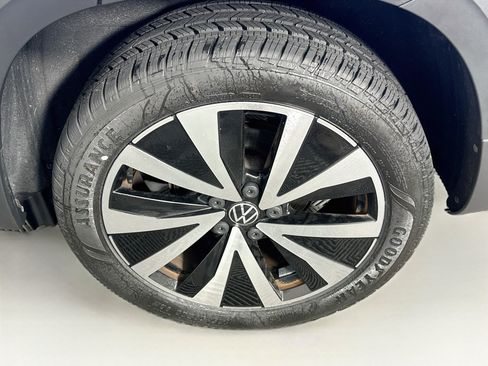 Used 2023 Volkswagen Taos SE w/ Panoramic Sunroof Package FWD image 11