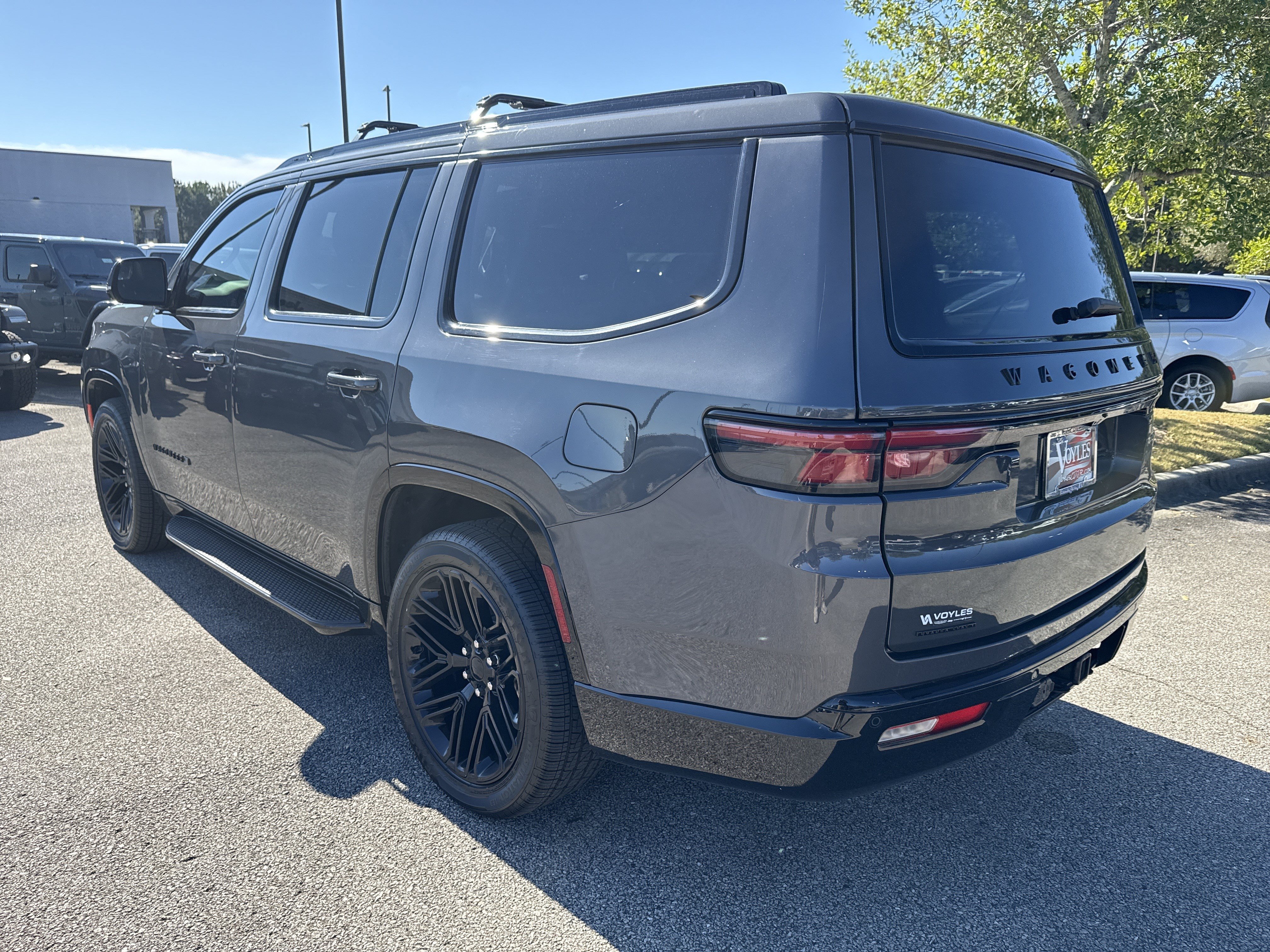 Used 2023 Jeep Wagoneer Series II AWD/4WD image 7