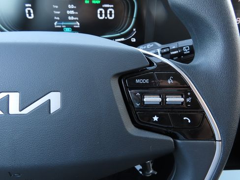 Used 2025 Kia Niro LX image 23