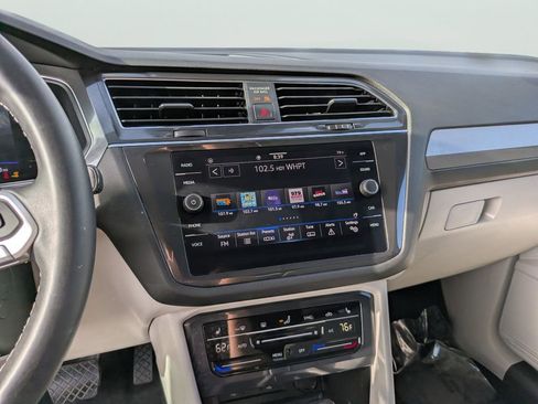 Used 2023 Volkswagen Tiguan SE w/ Panoramic Sunroof Package FWD image 19