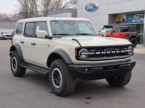 New 2026 Ford Bronco Outer Banks w/ Sasquatch Package AWD/4WD image 2