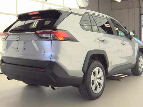Used 2022 Toyota RAV4 LE AWD/4WD image 9