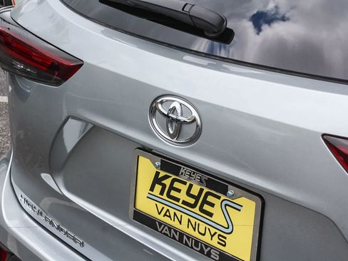 Used 2025 Toyota Highlander LE FWD image 9