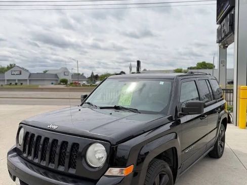 Used 2013 Jeep Patriot Latitude w/ Altitude Pkg AWD/4WD image 3