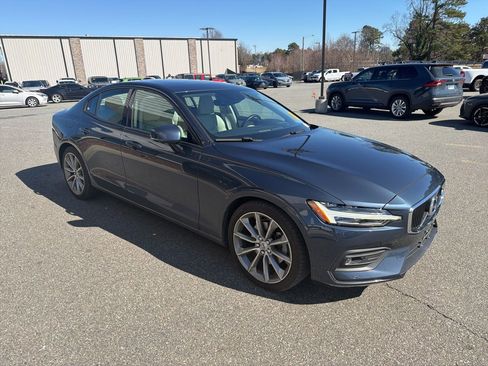 Used 2021 Volvo S60 T5 Momentum w/ Advanced Package image 9