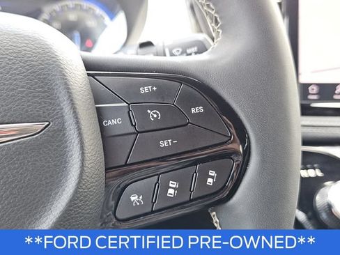 Used 2025 Chrysler Pacifica Limited FWD image 33