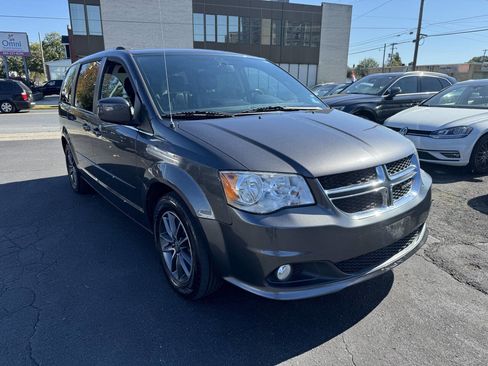 Used 2017 Dodge Grand Caravan SXT image 8
