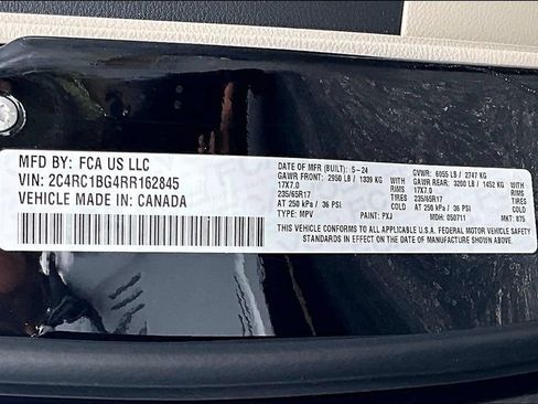 Used 2024 Chrysler Pacifica Touring-L FWD image 19