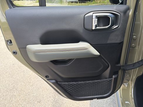 Used 2025 Jeep Gladiator Mojave AWD/4WD image 21