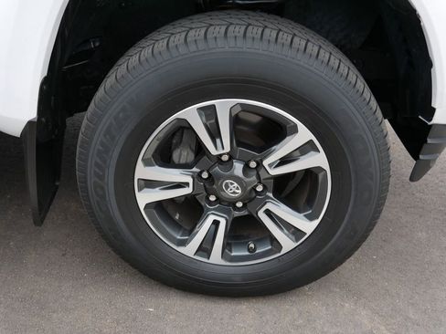 Used 2018 Toyota Tacoma TRD Sport image 4