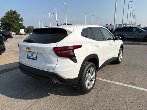 New 2026 Chevrolet Trax LS w/ LS Convenience Package FWD image 3
