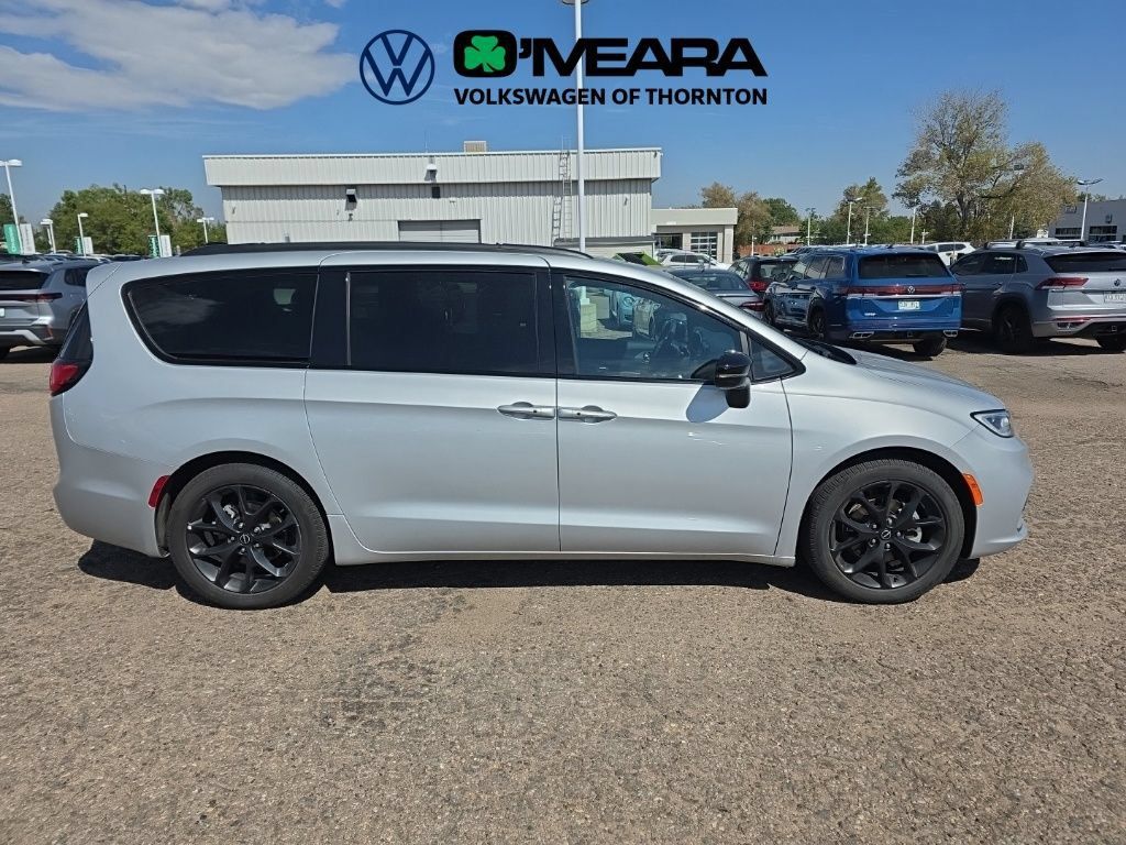 Used 2026 Chrysler Pacifica Limited w/ S Appearance Package FWD image 6