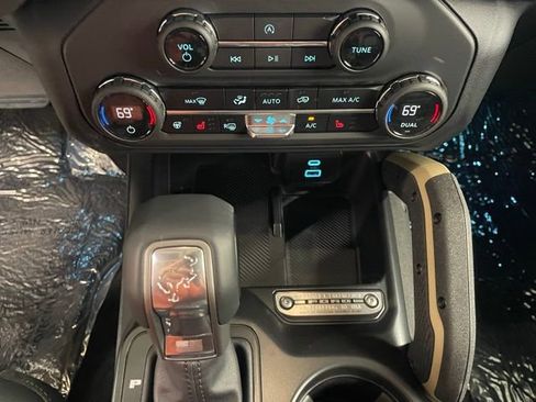 New 2025 Ford Bronco Badlands image 9