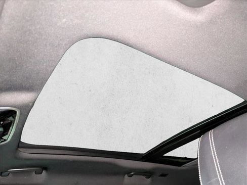 Used 2019 Land Rover Range Rover Velar R-Dynamic SE image 18