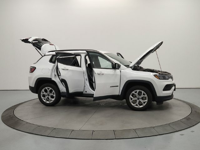 Used 2025 Jeep Compass Latitude AWD/4WD image 17