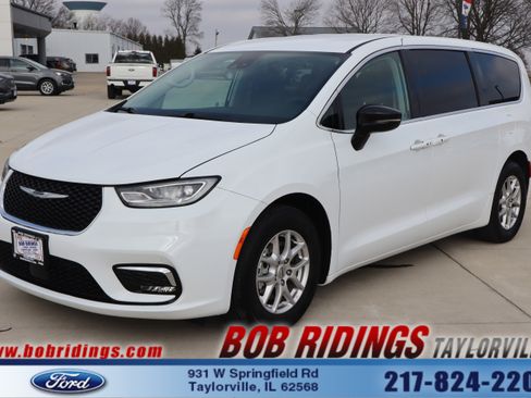 Used 2024 Chrysler Pacifica Touring-L image 1