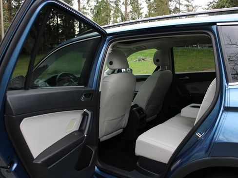 Used 2020 Volkswagen Tiguan SE w/ Panoramic Sunroof Package image 17