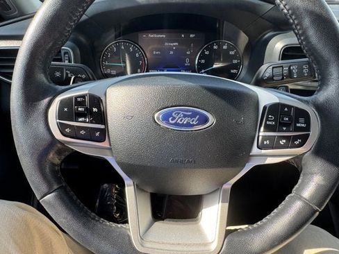 Used 2020 Ford Explorer XLT w/ Equipment Group 202A AWD/4WD image 17