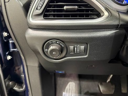 Used 2025 Chrysler Pacifica Limited FWD image 19