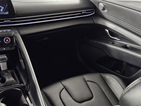 Used 2025 Hyundai Elantra Limited image 11