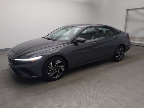 Used 2025 Hyundai Elantra Sport FWD image 2