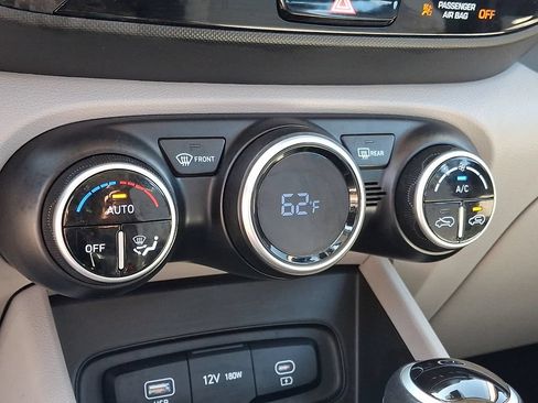 Used 2025 Hyundai Venue SEL FWD image 17