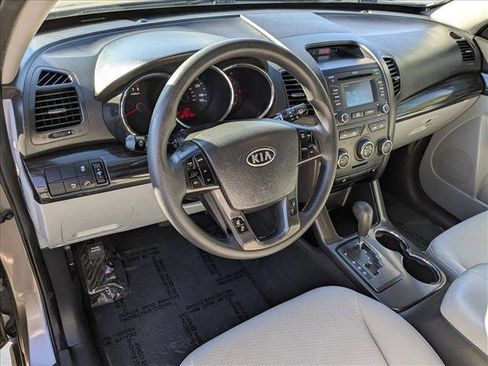 Used 2013 Kia Sorento LX w/ Convenience Pkg image 10