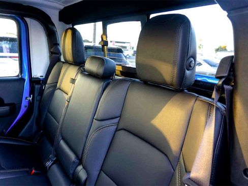 New 2025 Jeep Gladiator Sport image 16