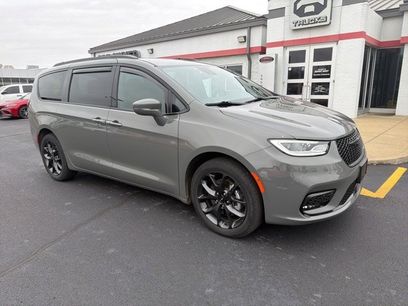 Used 2021 Chrysler Pacifica Touring w/ Uconnect Theater Family Group