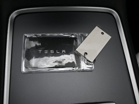 Used 2022 Tesla Model Y Long Range image 32