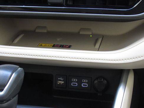 Certified 2025 Toyota Highlander XLE AWD/4WD image 32