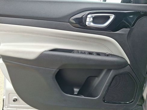 Used 2025 Jeep Compass Limited image 12