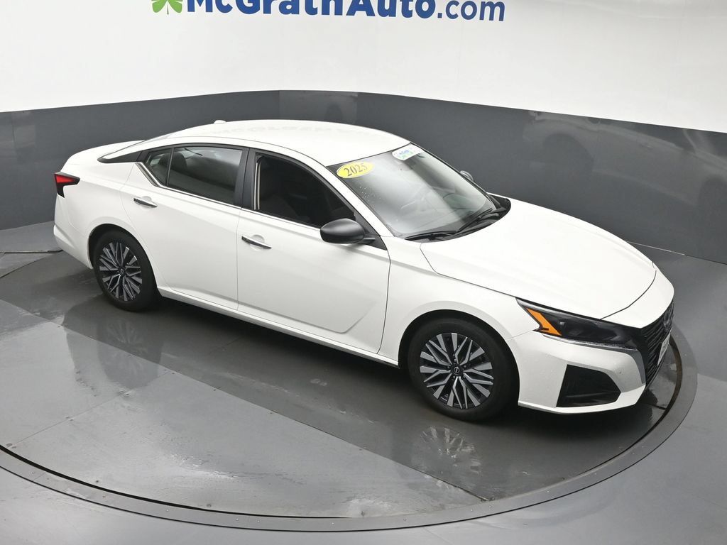 Used 2025 Nissan Altima 2.5 SV FWD image 3