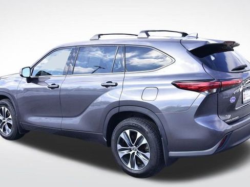 Certified 2021 Toyota Highlander XLE image 3