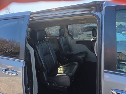 Used 2013 Chrysler Town & Country Touring-L w/ Driver Convenience Group image 20